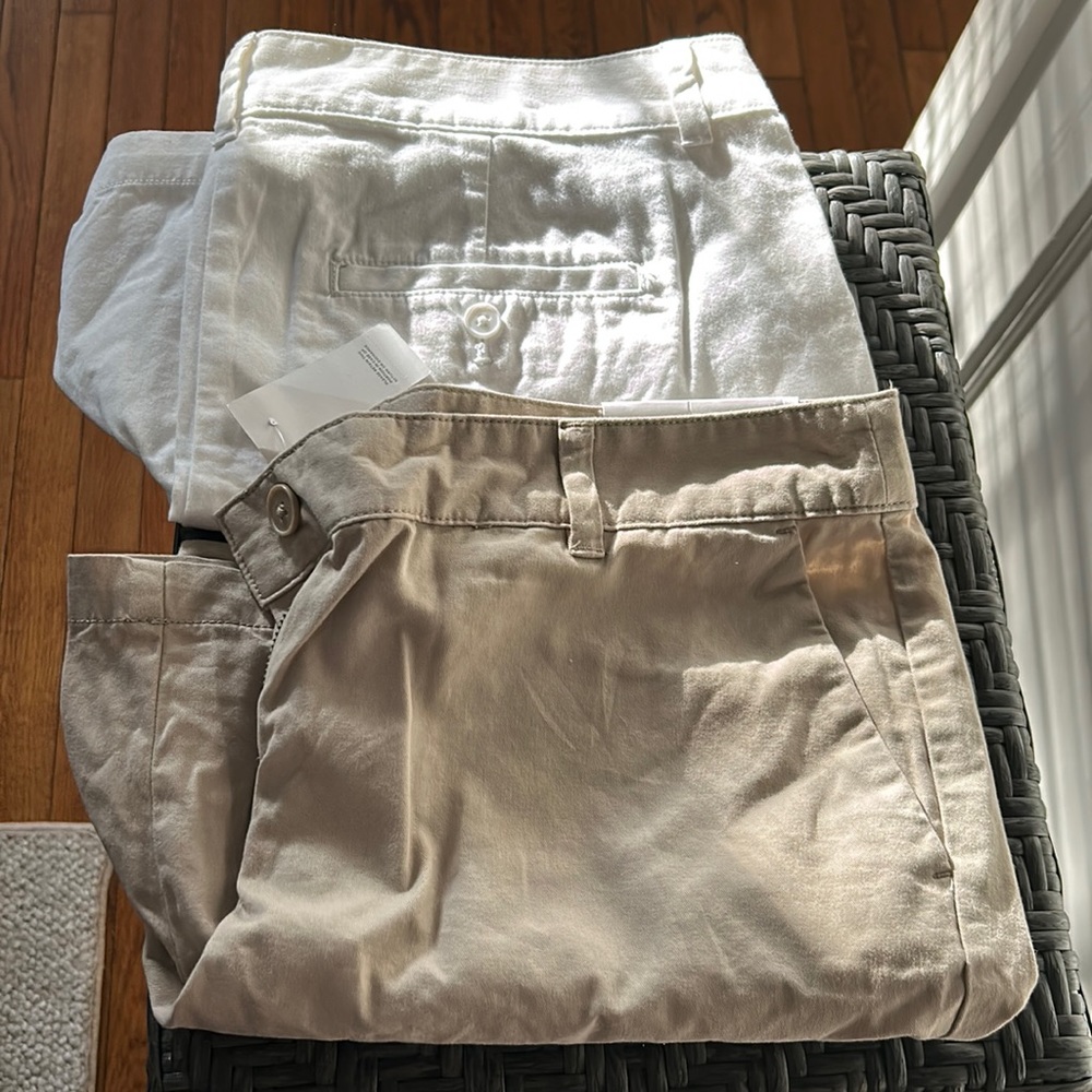 NWT Lot of 2 women’s Loft 6” shorts (khaki and white) size 10